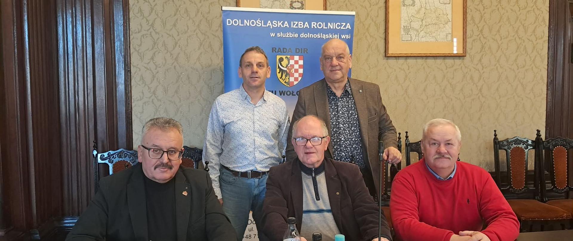 Uczestnicy spotkania wraz z pracownikiem inspekcji