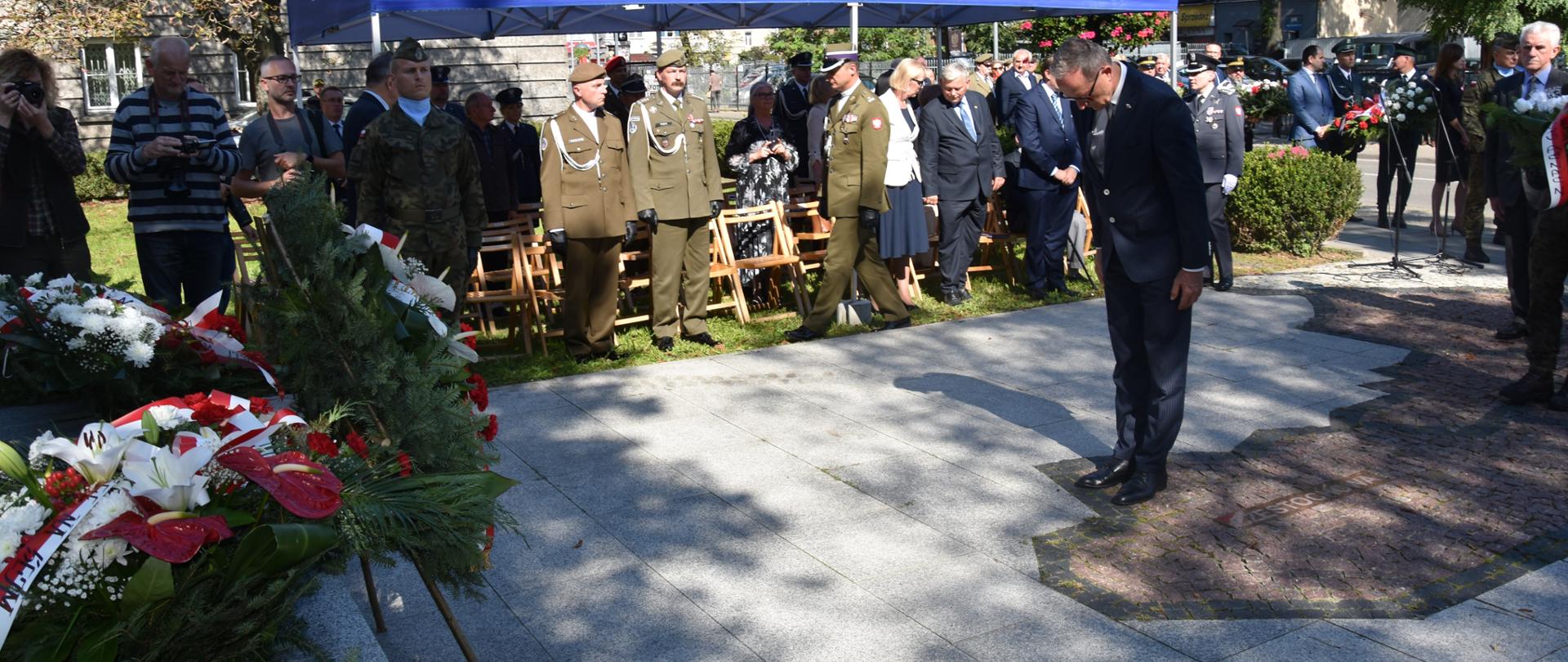76. rocznica zdobycia więzienia UB w Radomiu - Kierownik Delegatury MUW w Radomiu składa wieniec pod pomnikiem Armii Krajowej zgrupowania „Jodła”. 