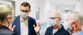 Premier rozmawia z personelem szpitala.