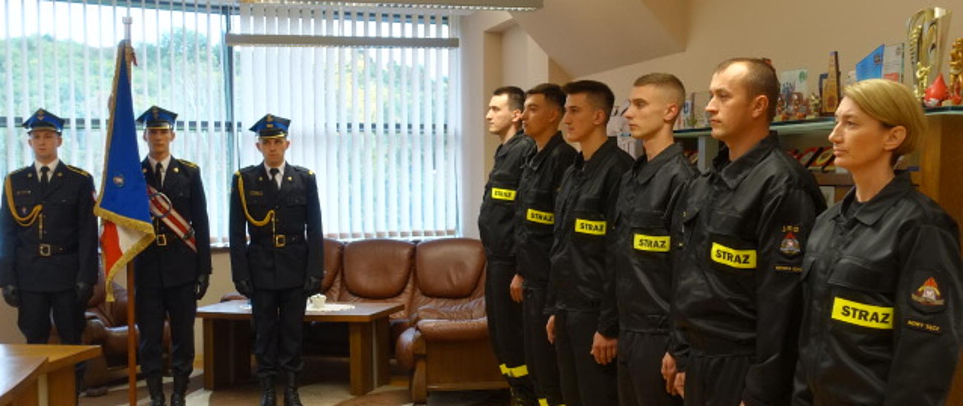 Funkcjonariusze składający ślubowanie oraz poczet sztandarowy