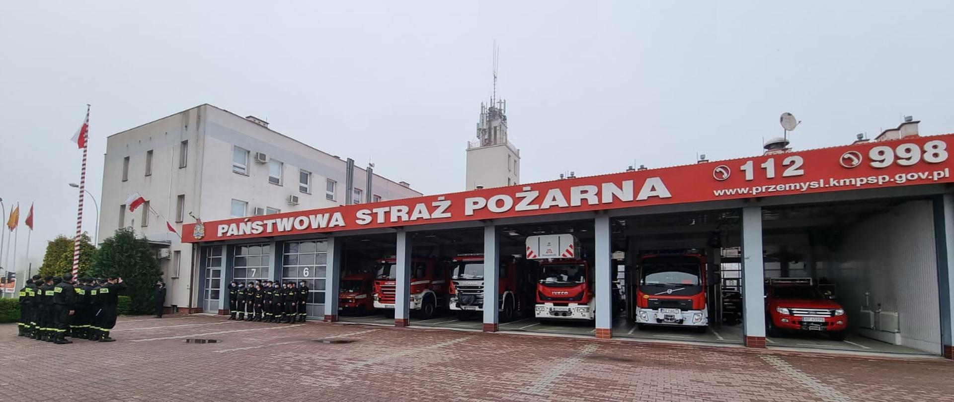 Na zdjęciu zmiana służby w JRG z podniesieniem flagi państwowej 