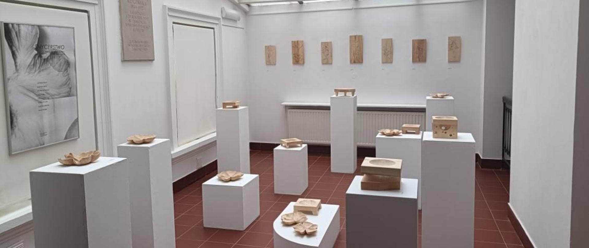 sala wystawowa, na postumentach wystawione rzeźby w drewnie