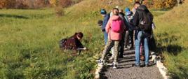 Grupa zwiedzających na ścieżce edukacyjnej w rezerwacie przyrody Góra Świętej Anny