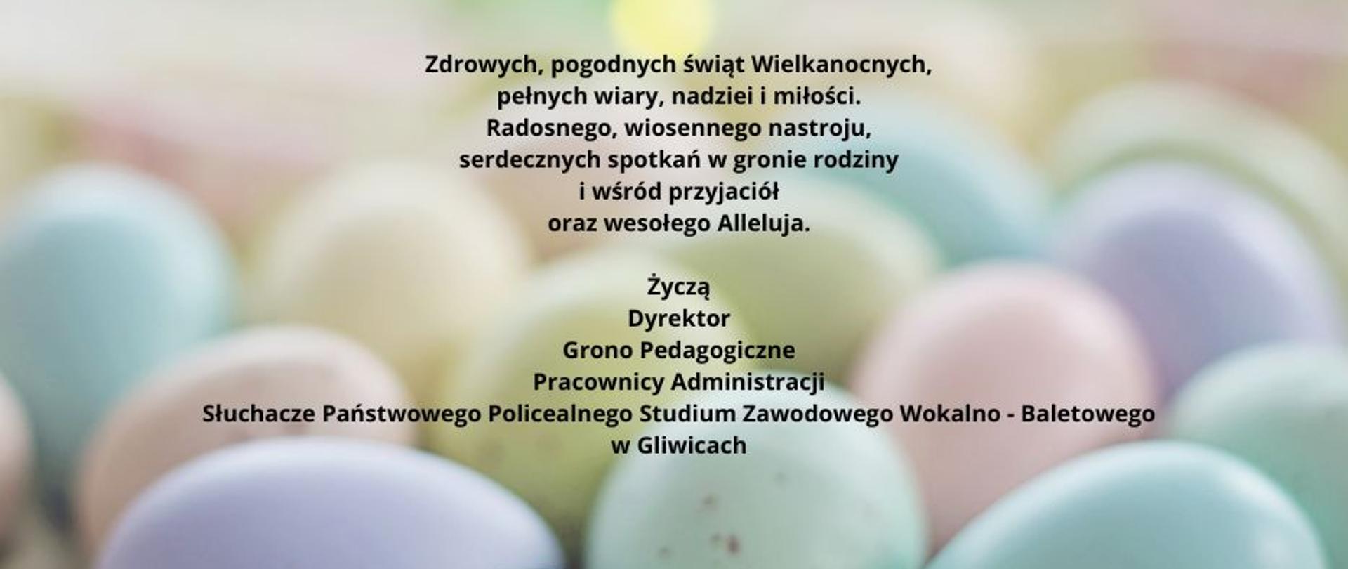 Życzenia wielkanocne na tle kolorowych jajek.