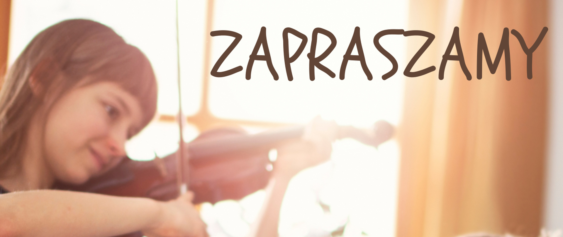Na zdjęciu dziewczynka w ciemnych włosach i kraciastej sukience gra na skrzypcach. Razem z nią gra dwóch chłopców, Jeden w granatowym sweterku na gitarze, a drugi w biało- niebieskim sweterku na flecie. U góry w prawym rogu brązowy napis: "zapraszamy". Na dole po prawej stronie krzywe koło, a w nim biały napis: "półroczny popis uczniów", poniżej niebieskimi literami data, godzina i miejsce koncertu.
