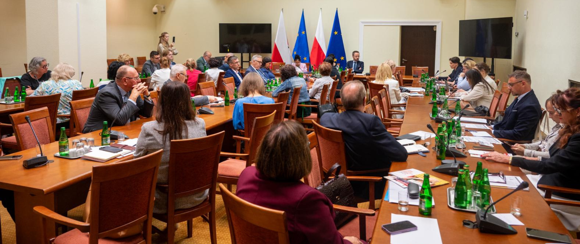 Komisja Polityki Senioralnej (PSN). Informacja Sekretarza Stanu w KPRM, Pełnomocnika Rządu do spraw Polityki Senioralnej na temat funkcjonowania Rad Seniorów na poszczególnych szczeblach administracji samorządowej.