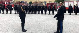 Przywitanie Zastępcy Komendanta Głównego nadbrygadiera Adama Koniecznego na uroczystości nadania sztandaru Komendzie Powiatowej PSP w Jaśle