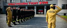 Uroczyste podniesienie flagi państwowej na maszt w Komendzie Miejskiej Państwowej Straży Pożarnej w Tychach. Zmiana służbowa przyjmująca wraz z Kierownictwem Komendy oddający hołd
