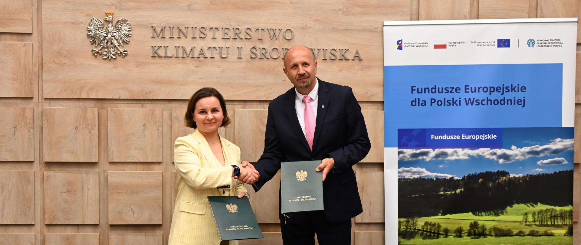 Wiceministra klimatu i środowiska Urszula Zielińska oraz prezes NFOŚiGW Robert Gajda podczas podpisania umowy na projekt adaptacyjny dla miast Polski Wschodniej w ramach programu Fundusze Europejskie dla Polski Wschodniej.