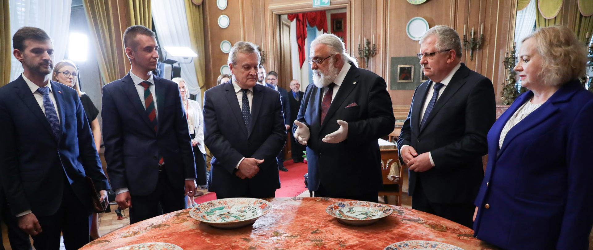 Zabytkowy XVII-wieczny porcelanowy serwis powrócił do zbiorów Muzeum-Zamku w Łańcucie, fot. Danuta Matloch