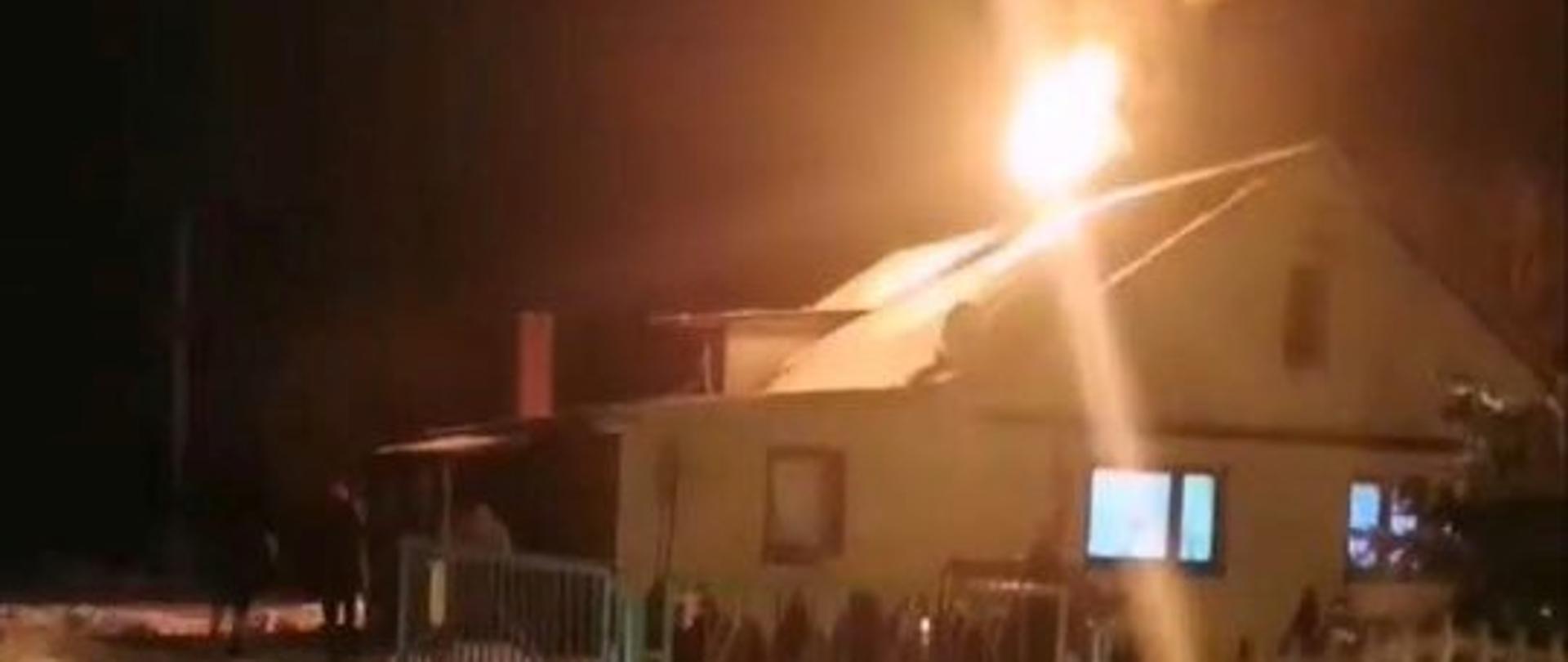 na zdjęciu widać ogień wydobywający się z komina domu jednorodzinnego