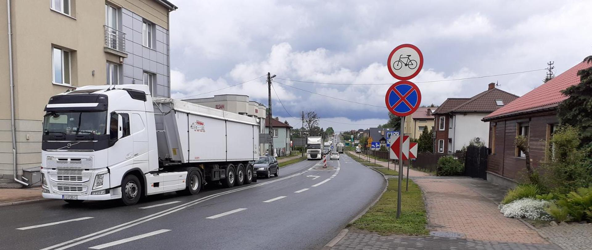 DK79_przejście_przez_Zwoleń, po drodze poruszają się samochody osobowe i ciężarowe