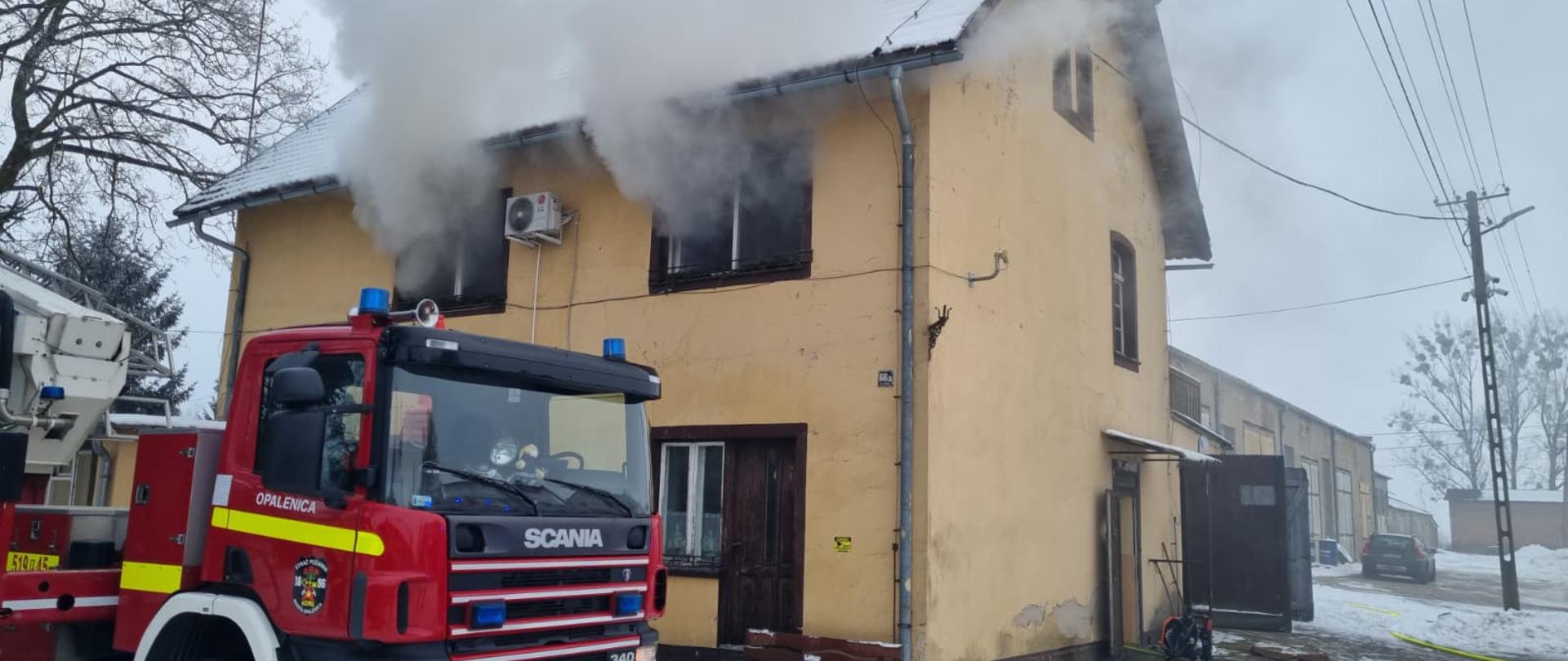 Wydobywający się dym z budynku