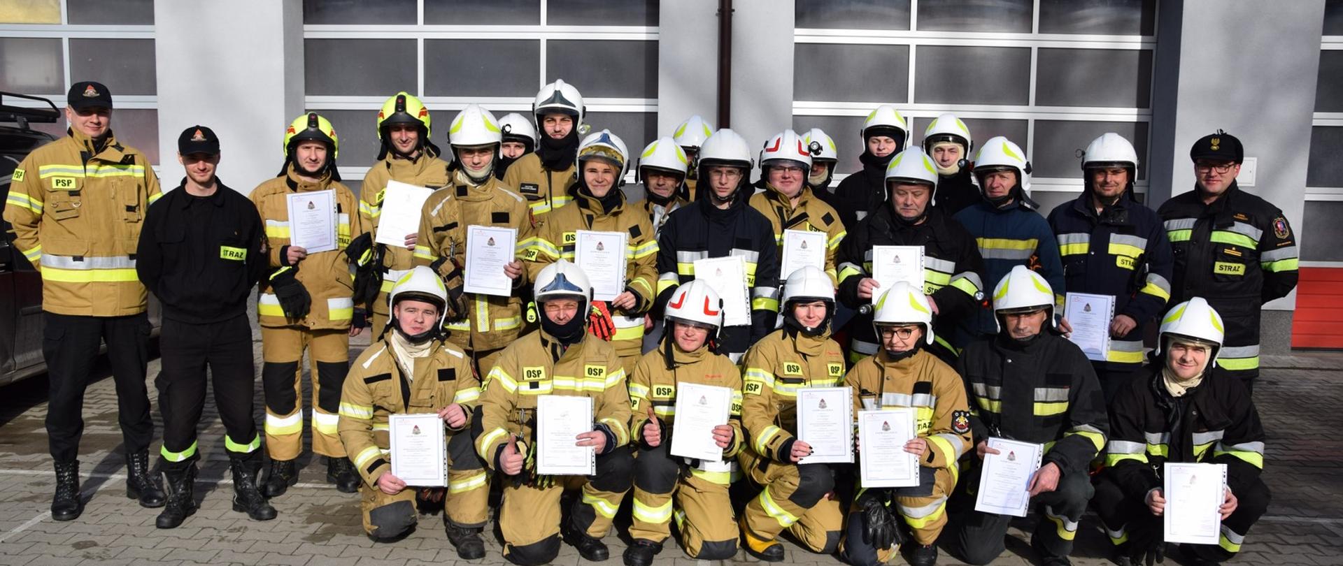 zdjęcie zbiorowe uczestników egzaminu z komisją egzaminacyjną