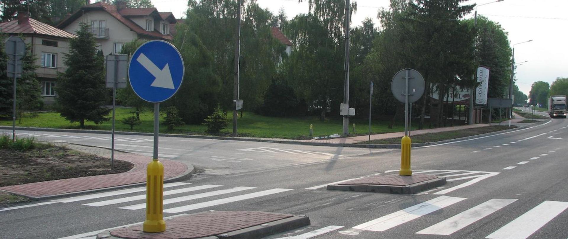 DK73 Stopnica - skrzyżowanie z przejściem dla pieszych. Na przejściu oznakowany azyl/wysepka 