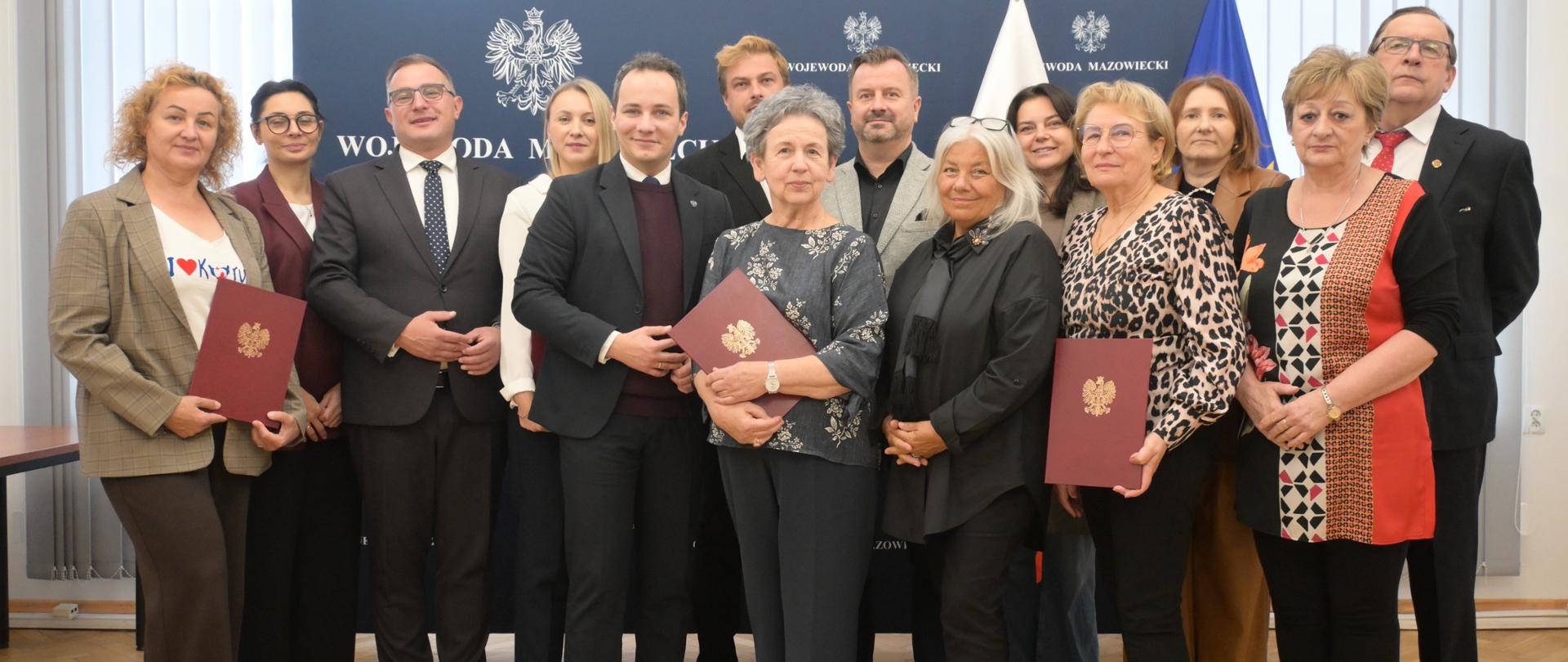 Aktywni Seniorzy – ASY. Podpisano kolejne umowy na wsparcie mazowieckich seniorów