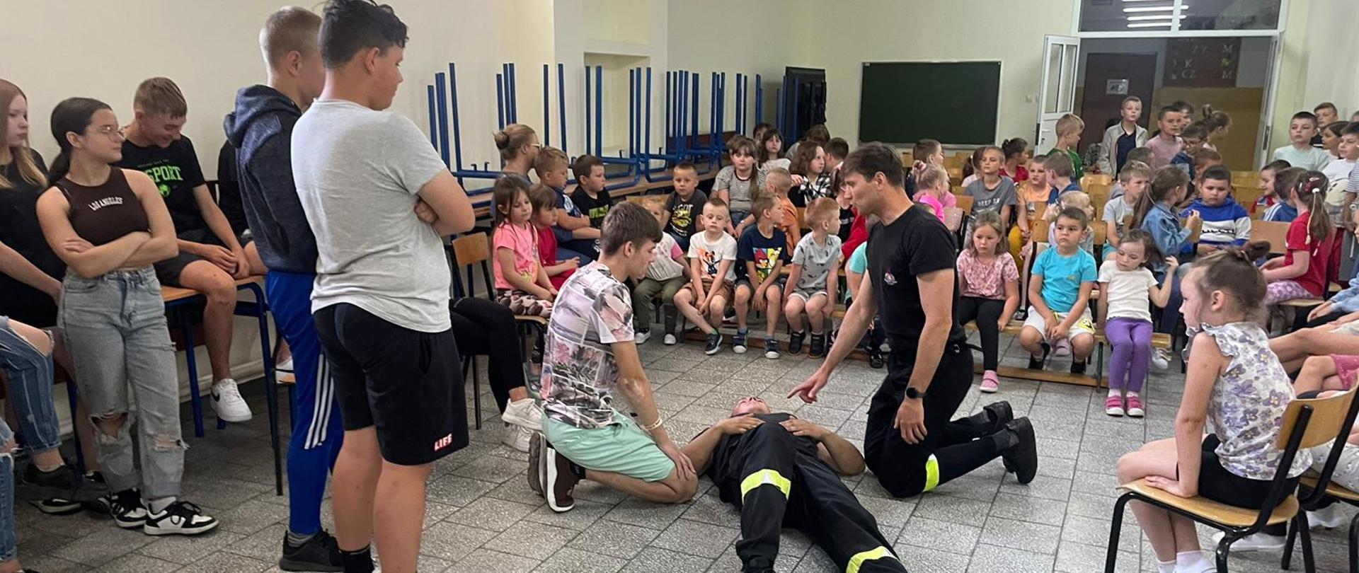 Zdjęcie przedstawia strażaków podczas prelekcji w Publicznej Szkole Podstawowej w Lekowie