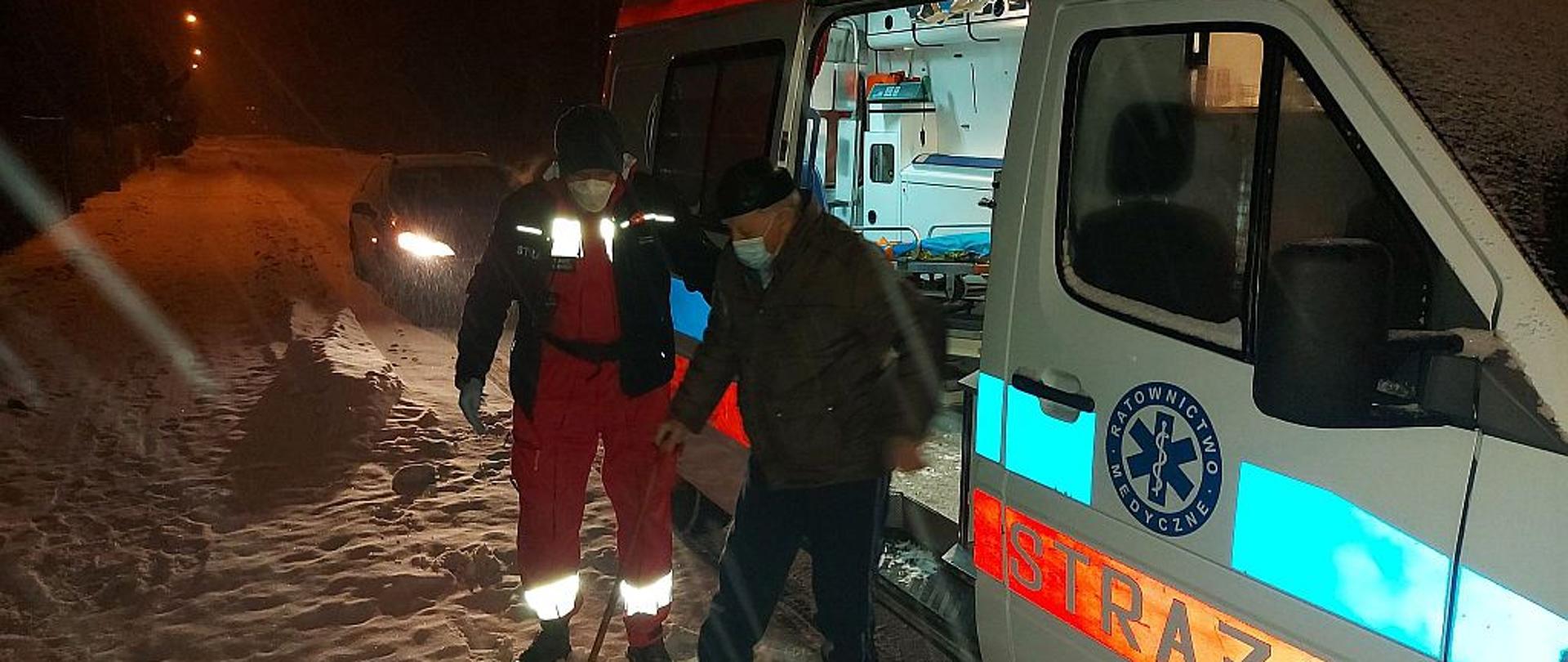 Z karetki jednostki OSP Ładzyń wysiada mężczyzna