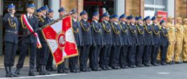 Zdjęcie przedstawia funkcjonariuszy KP PSP Lesko oraz zaproszonych gości podczas Powiatowych Obchodów Dnia Strażaka w Lesku.