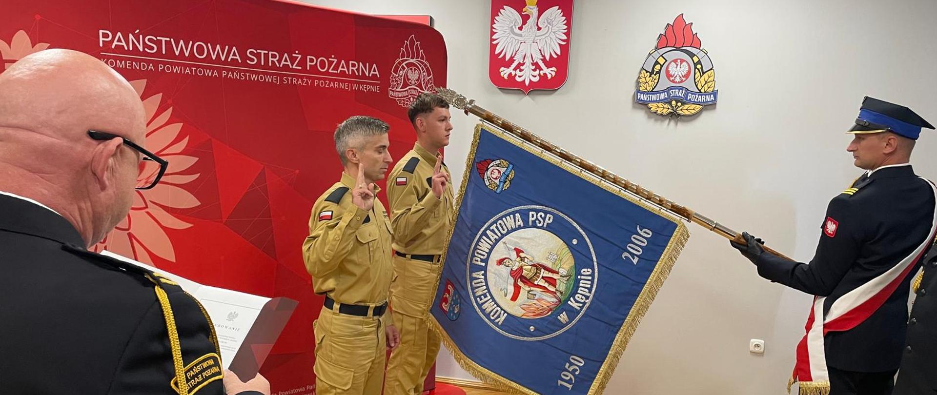 widoczni funkcjonariusze podczas składania ślubowania