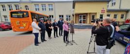 Briefing prasowy przed Zespołem Szkolno – Przedszkolnym w Jedlni na terenie gminy Pionki.