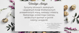 Życzenia Komendanta Powiatowego Państwowej Straży Pożarnej w Ostrzeszowie z okazji Świąt Wielkanocnych. W tle logo Państwowej Straży Pożarnej. Na drugim planie dekoracje świąteczne - kwiatki oraz wydmuszki.