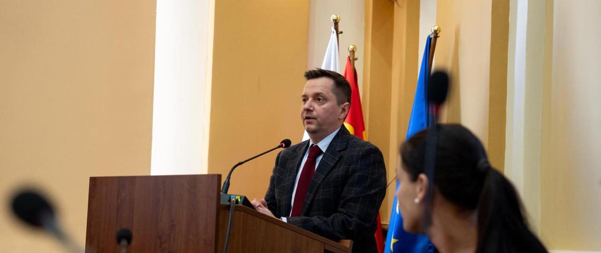 Wiceprezes Wód Polskich Mateusz Balcerowicz podczas konsultacji społecznych w Kłodzku