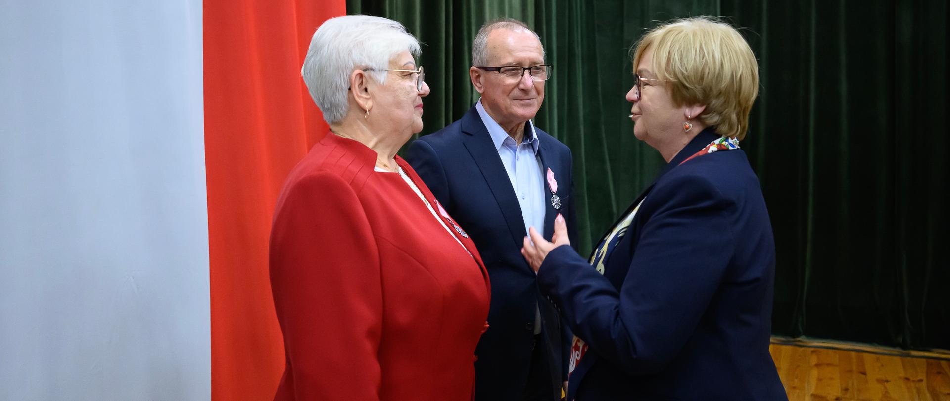 Zdjęcie przedstawia wojewodę podkarpackiego Teresę Kubas-Hul wręczającą medal małżonkom z gminy Gorzyce