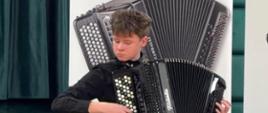 uczeń grający na akordeonie