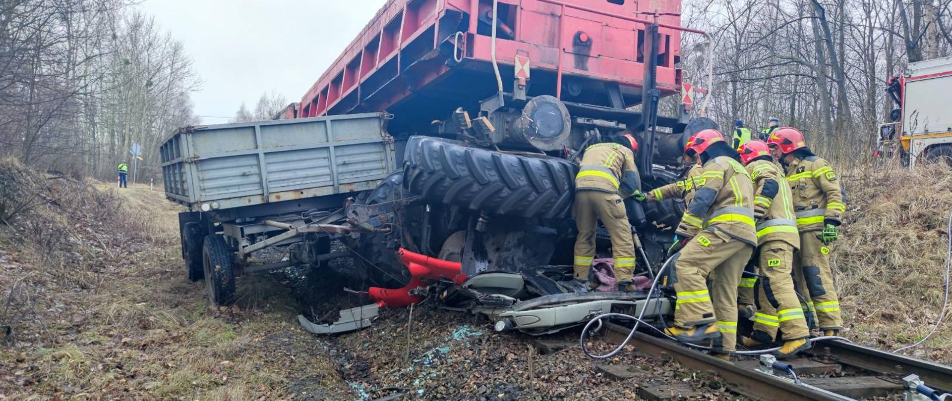 Zderzenie pociągu z ciągnikiem rolniczym w miejscowości Rybnik