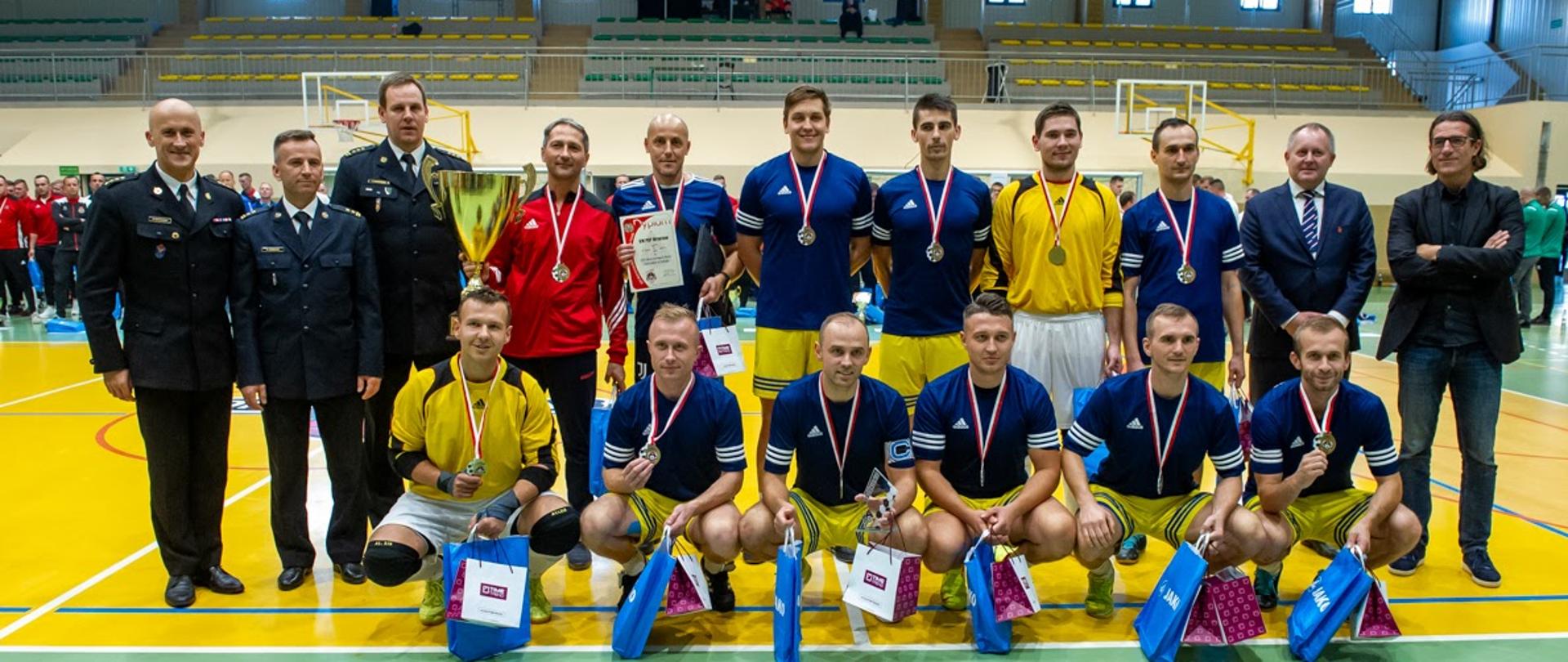 na zdjęciu drużyna strażaków która zajęła drugie miejsce