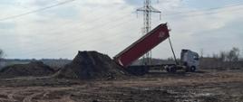 Zdjęcie przedstawia odpady biodegradowalne podczas rozładunku