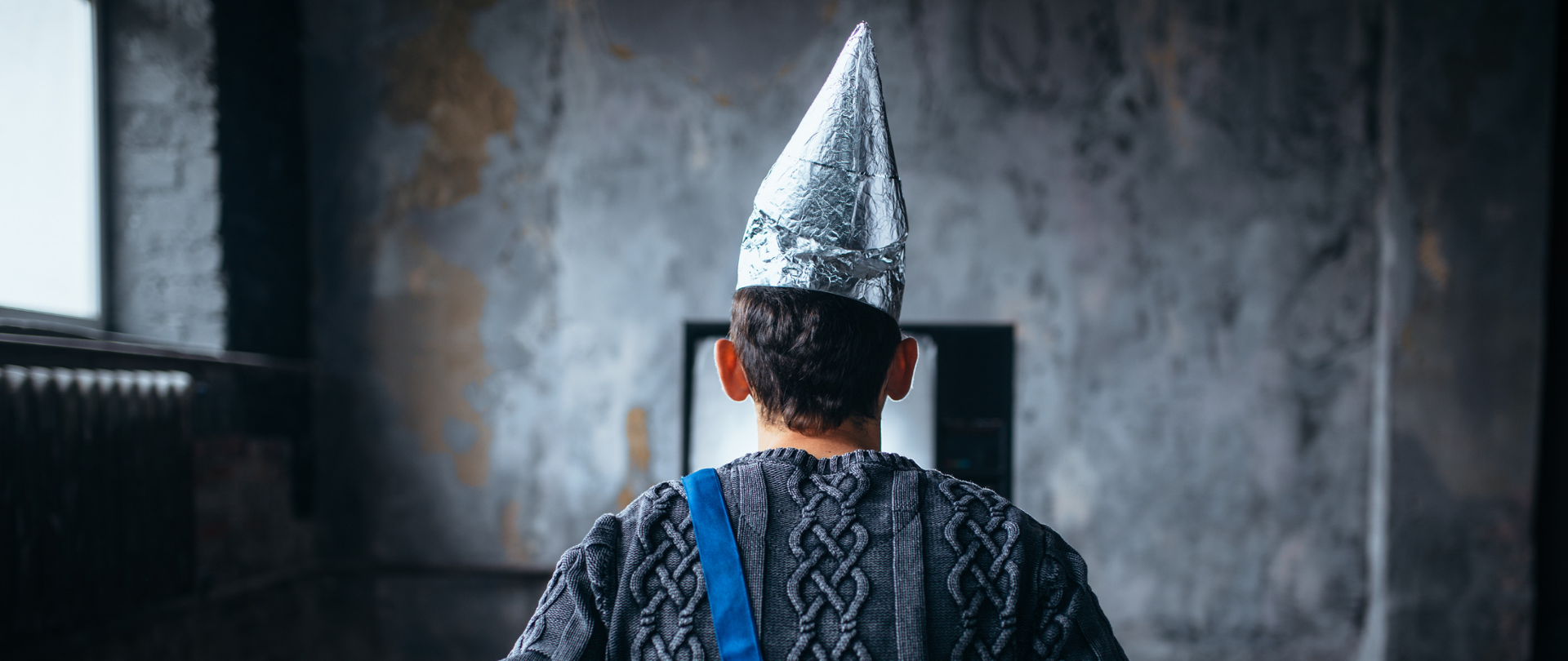 Człowiek w kapeluszu z folii aluminiowej