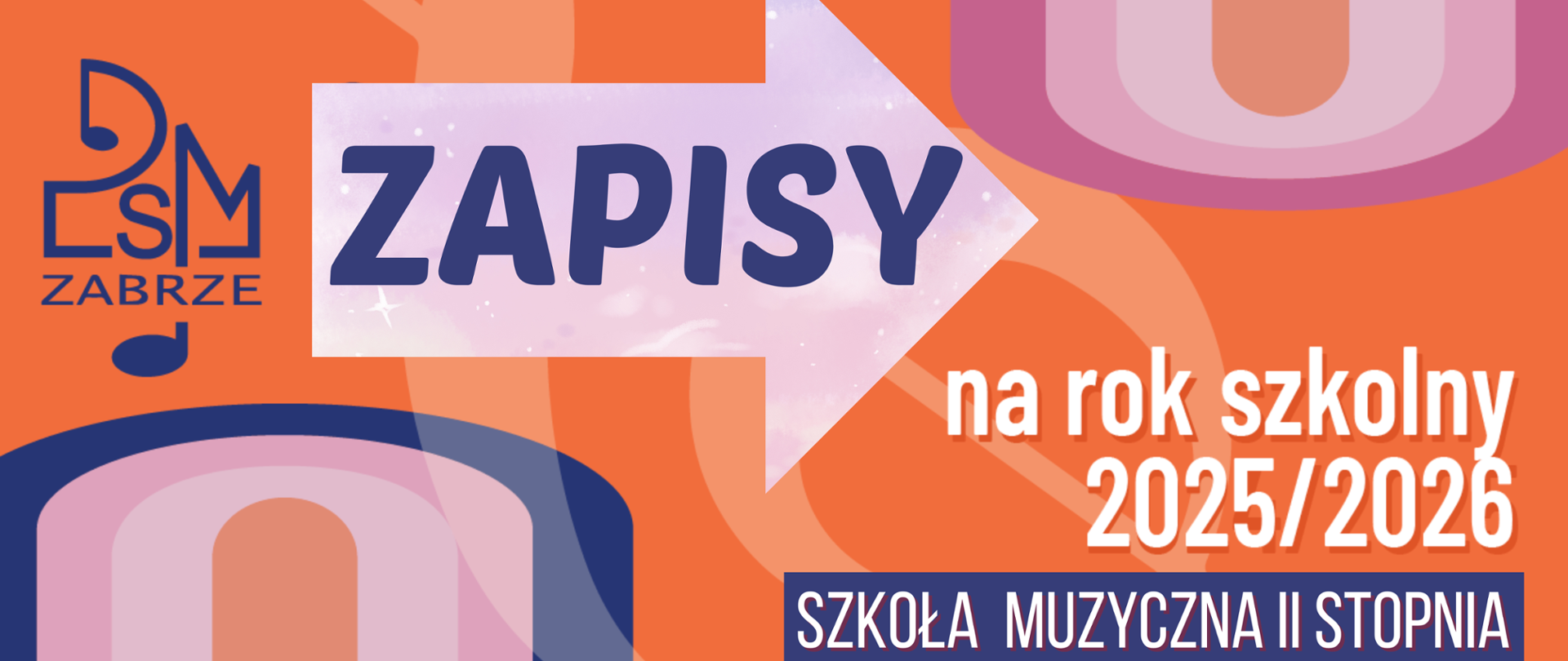 Na pomarańczowym tle znajdują się białe napisy. Po środku granatowy napis "ZAPISY" na tle jasnofioletowej strzałki. Po bokach umieszczono niebieskie logo szkoły oraz ozdobne elementy w kształcie tęczowych łuków w odcieniach różu, fioletu, granatu i beżu. 