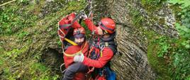 Ćwiczenia ratowników wysokościowych SGRW Radzionków. Zbudowany układ do wyciągania osoby poszkodowanej na noszach z przestrzeni zamkniętej - jaskini. 