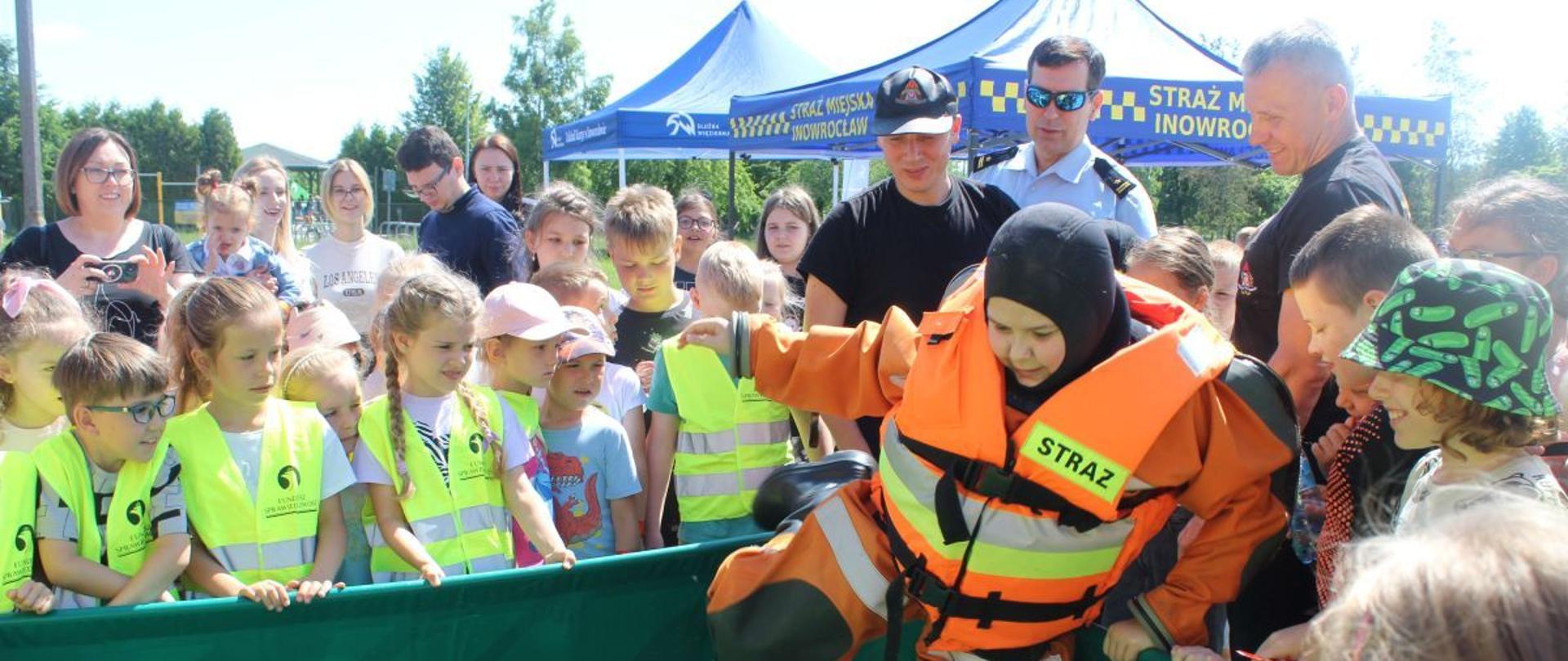 Inowrocławscy strażacy edukują dzieci i młodzież „Bezpieczne Wakacje 2022”