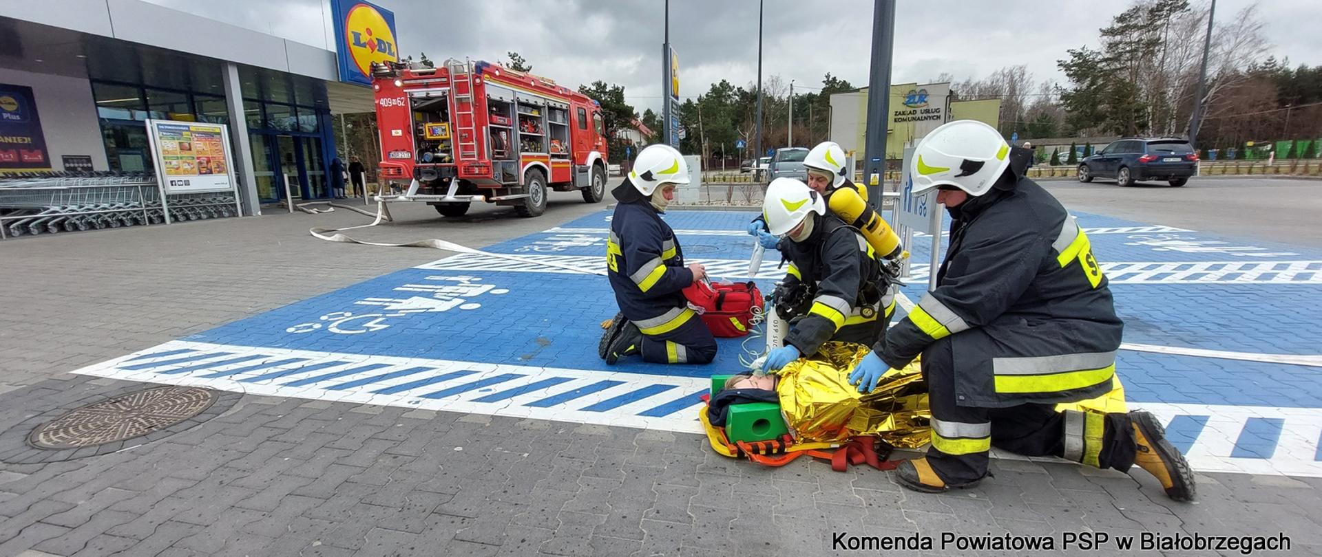 Ćwiczenia strażaków na obiekcie handlowym w Białobrzegach.