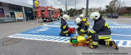 Ćwiczenia strażaków na obiekcie handlowym w Białobrzegach.