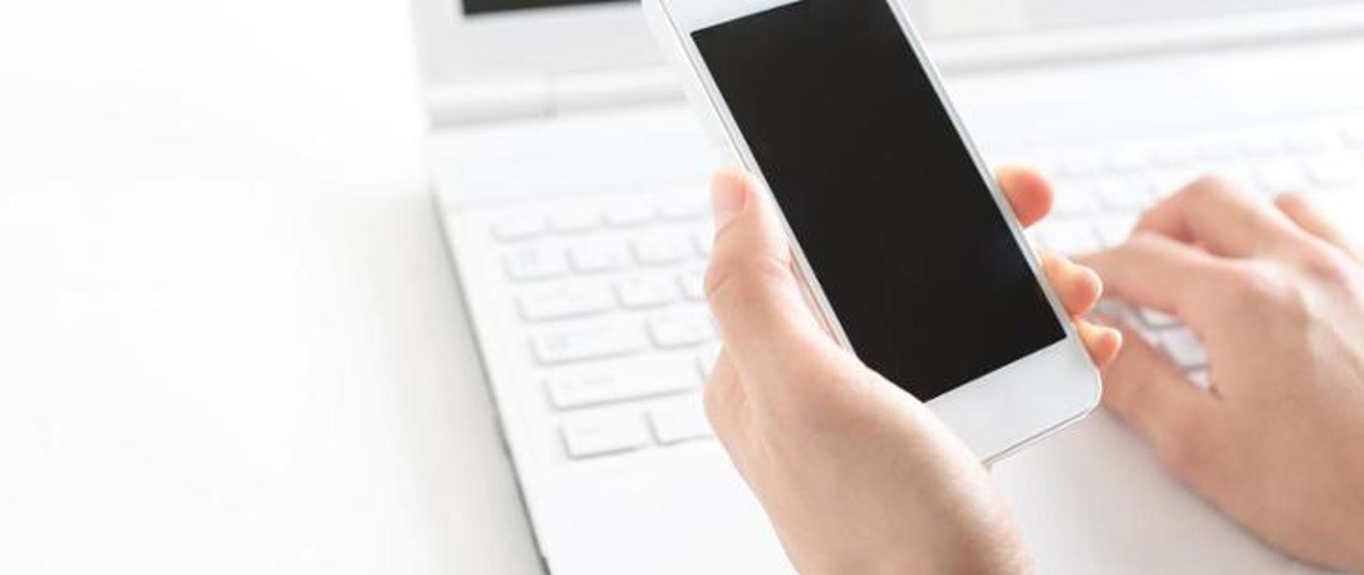 grafika dotycząca kontaktu infolinii i formularza online