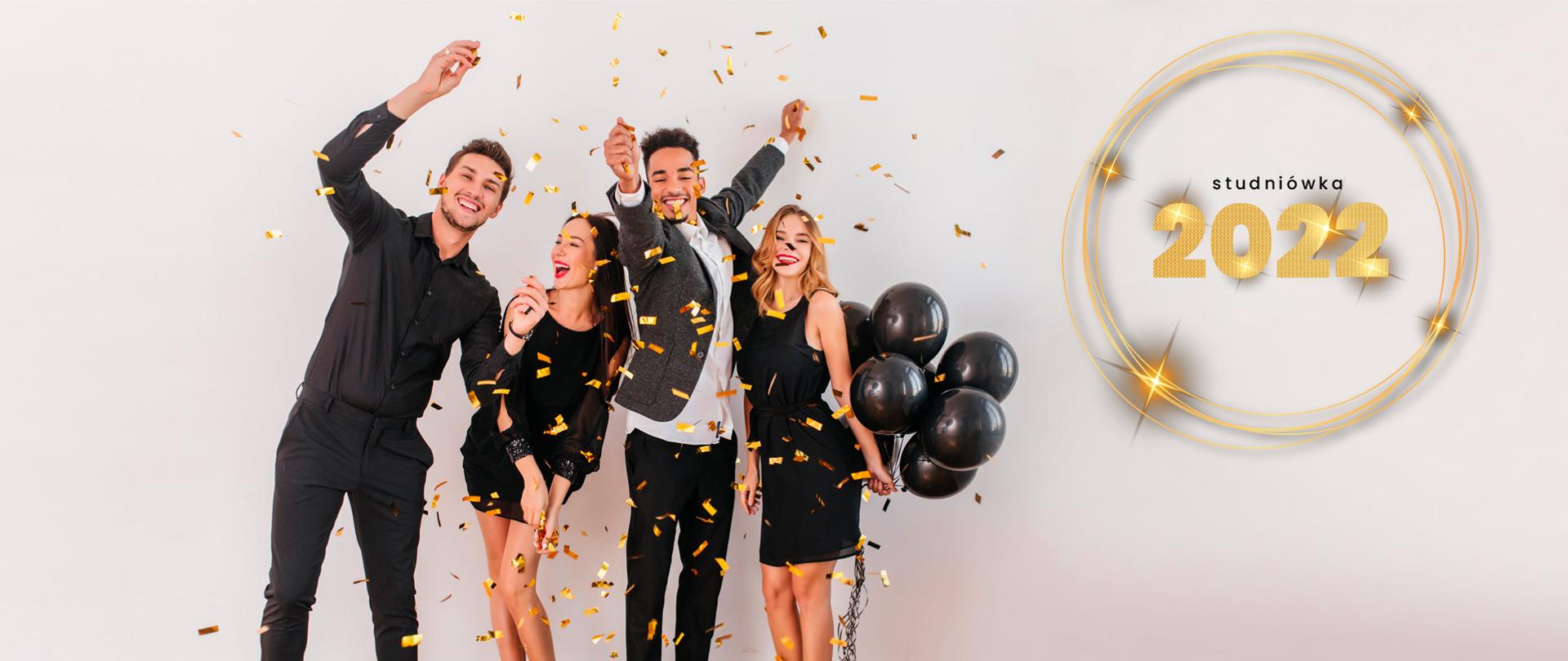 Grupa radosnych młodych ludzi rzucających konfetti oraz trzymająca balony podczas balu maturalnego.