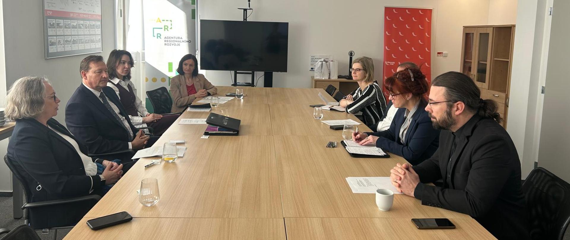 Spotkanie chargé d'affaires (po lewej stronie) z przedstawicielami Agencji Rozwoju Regionalnego oraz Euroregionu Nysa