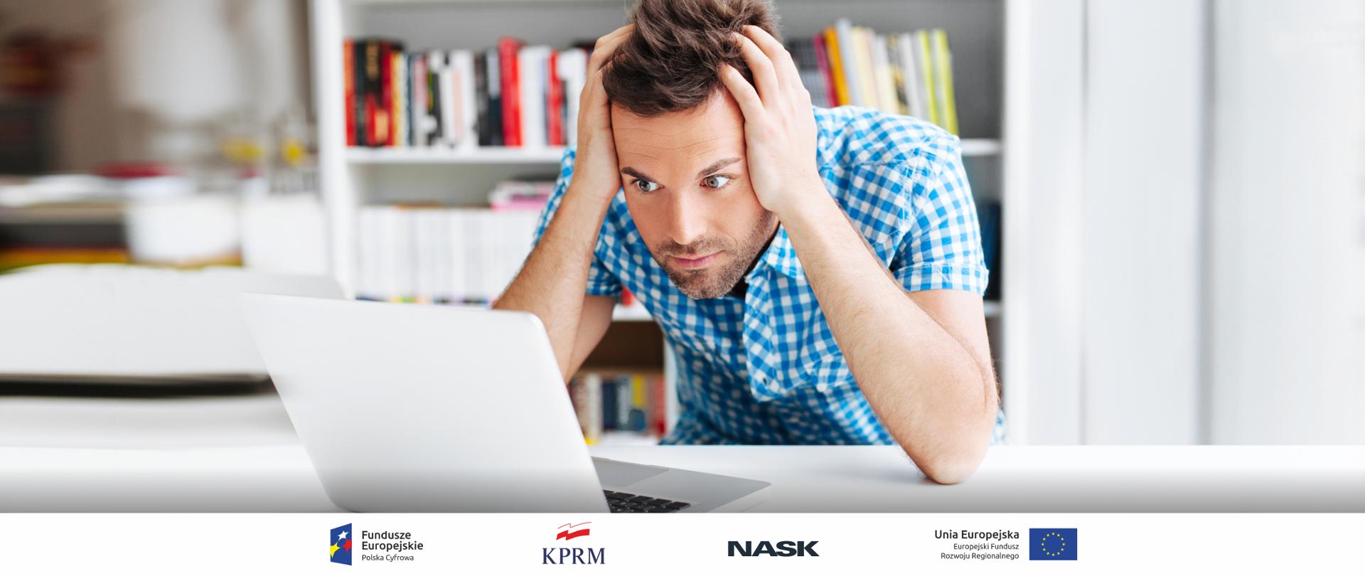 Mężczyzna łapie się za głowę, patrząc w monitor komputera. 