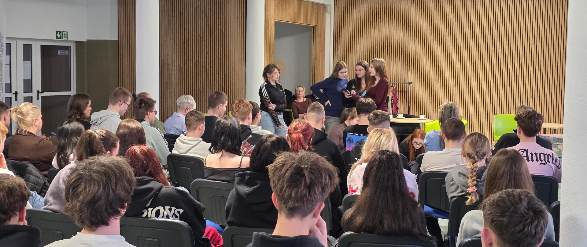 widzowie 0 uczestnicy spektaklu teatru Forum