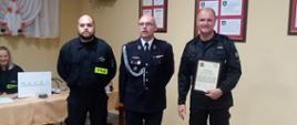 Na zdjęciu funkcjonariusz KP PSP w Oleśnie, prezes i naczelnik OSP Mostki.