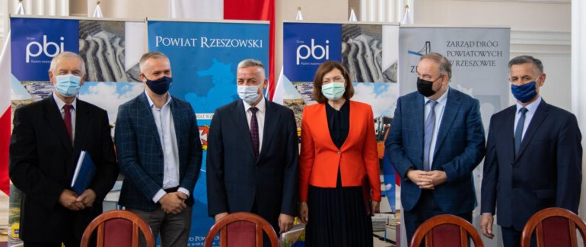 Władze rządowe i samorządowe podczas podpisania umowy na budowę łącznika drogi ekspresowej S-19 w powiecie rzeszowskim