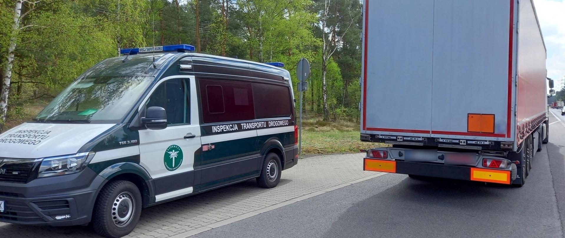 Od lewej: oznakowany radiowóz ITD typu furgon i tył naczepy ciężarowej.