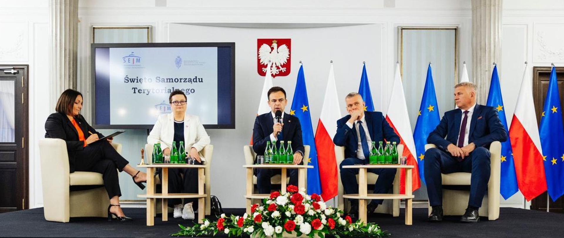 Minister finansów Andrzej Domański wraz z innymi uczestnikami konferencji w Sejmie