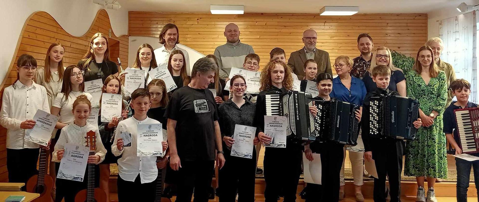 zdjęcie grupowe przedstawiające uczestników konkursu, nauczycieli przygotowujących uczniów oraz jury