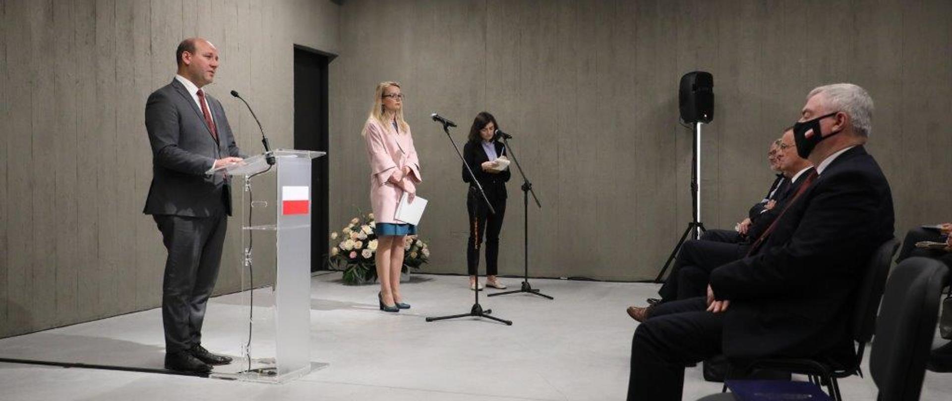 Wiceminister Szymon Szynkowski vel Sęk przemawia na spotkaniu poświęconym współpracy międzynarodowej na rzecz upamiętnienia ofiar KL Gusen