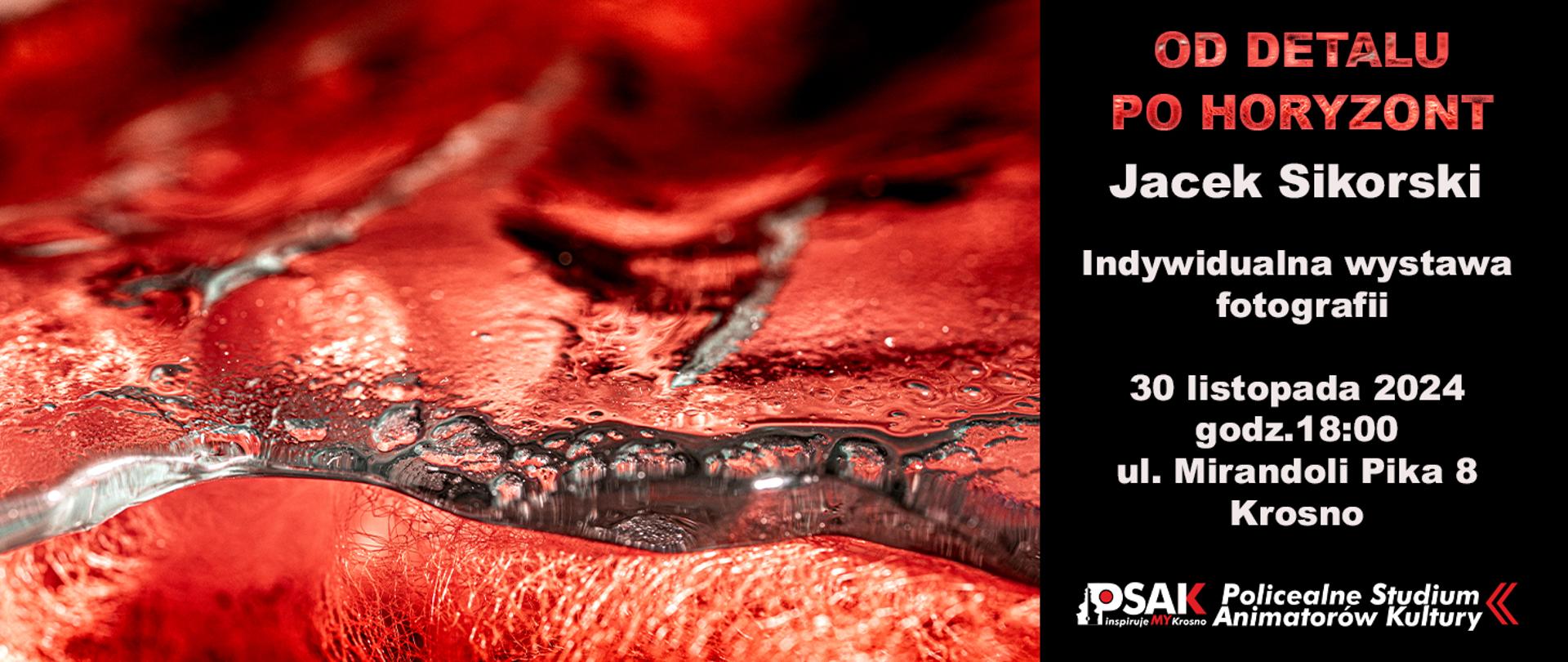 Plakat zapowiadający wystawę fotograficzną Jacka Sikorskiego. Po prawej stronie widać czerwoną strukturę przypominającą szkło. Pol lewej na czarnym tle tytuł wystawy „Od detalu po horyzont”, autor: Jacek Sikorski oraz data 30.11.2024 r. godz.18.00